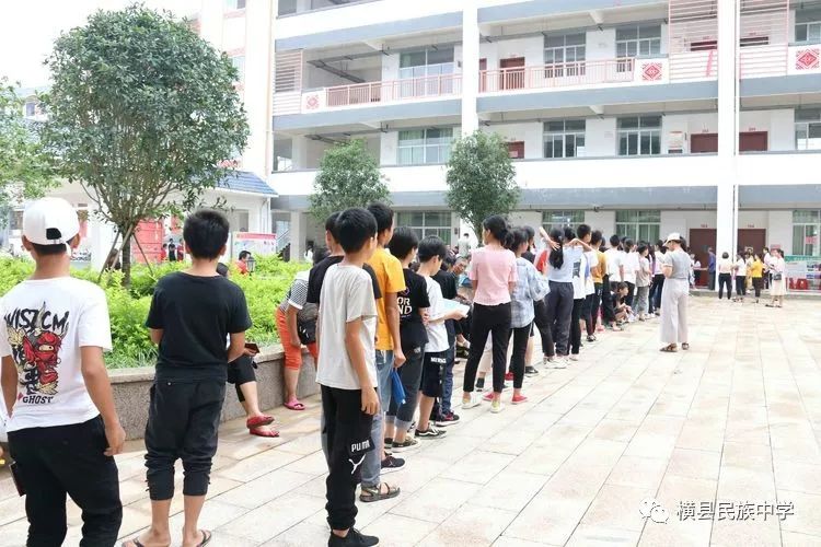 横县民族中学喜迎2019级新生到校报名