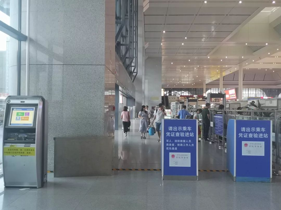 经了解,从9月11日起,南宁东站的实名制验证区,从各个检票口前移至东