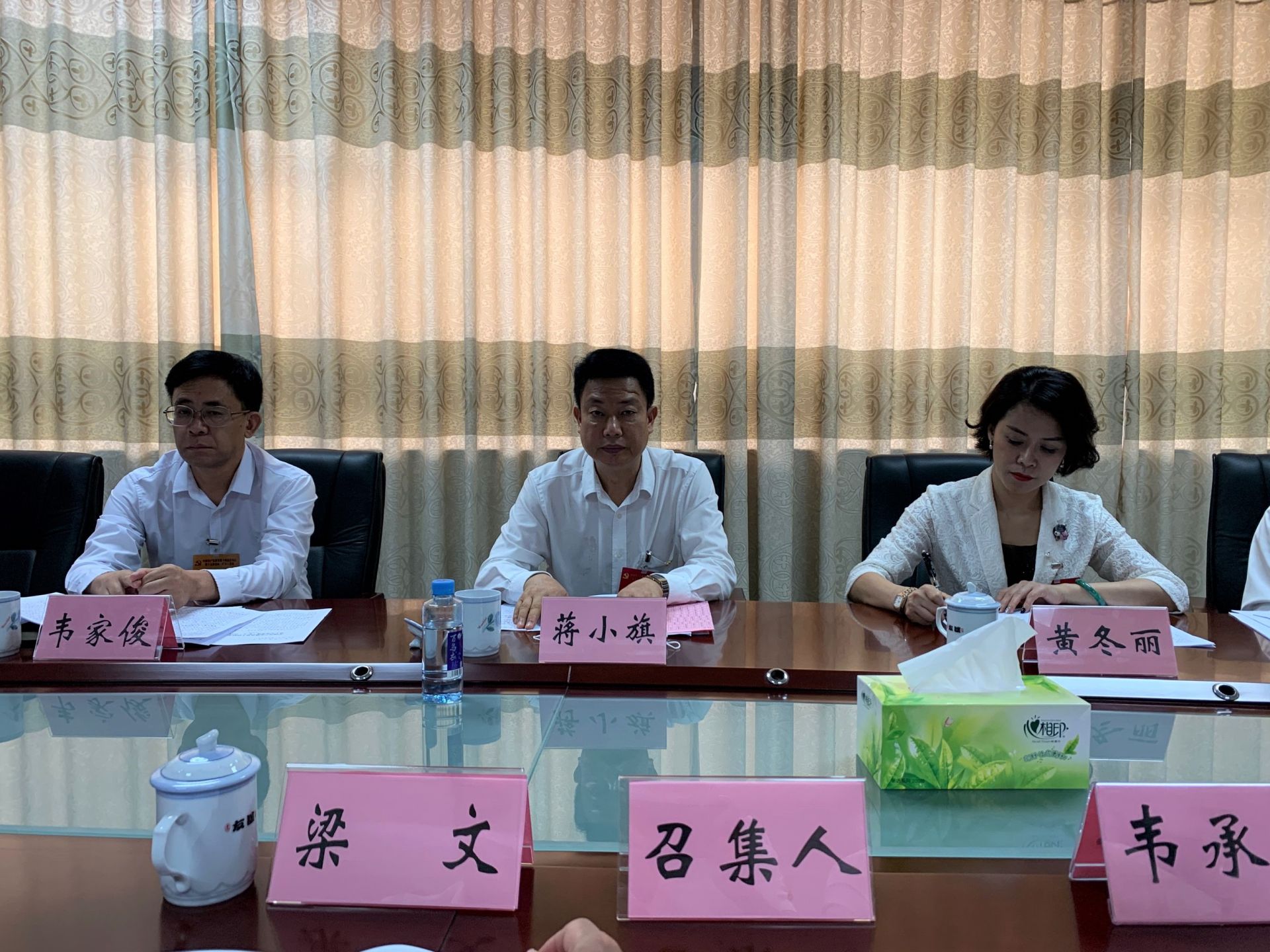 横县人大常委会主任蒋小旗,县领导黄冬丽,韦家俊参加第三组讨论.