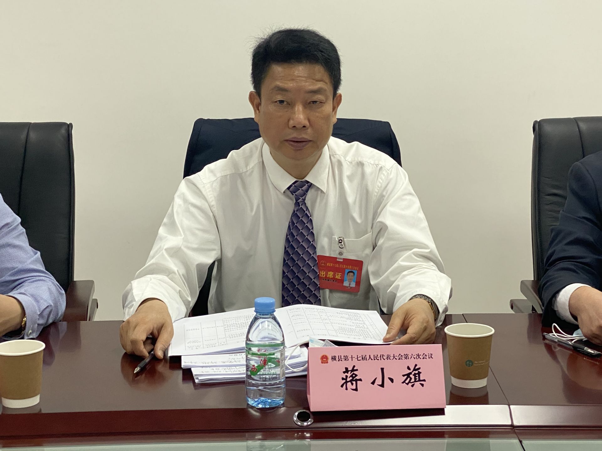 县领导参加横县第十七届人民代表大会第六次会议各代表团分组讨论