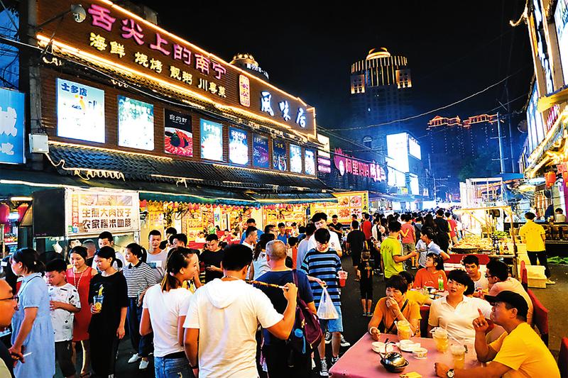 中山路夜市是著名的美食集聚地 本报记者宋延康摄古岳坡文化艺术村