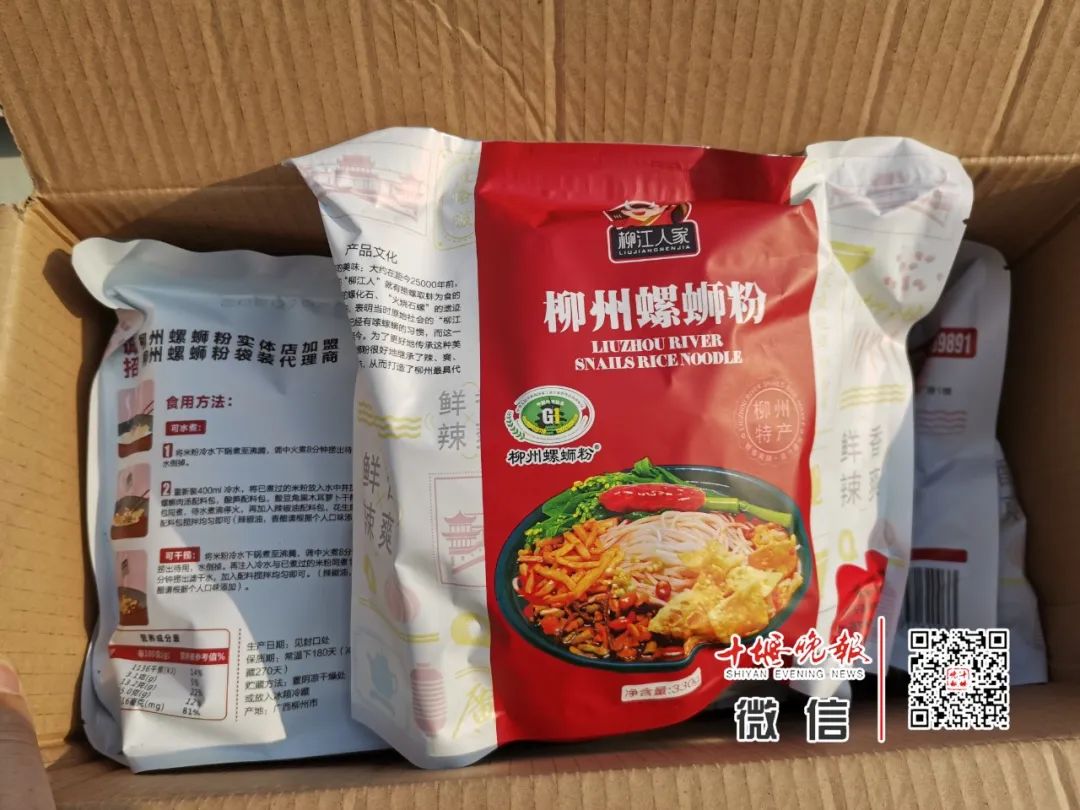 这个壮族的高二女生叫韦丽萍,家住广西壮族自治区柳州市鹿寨县导江乡