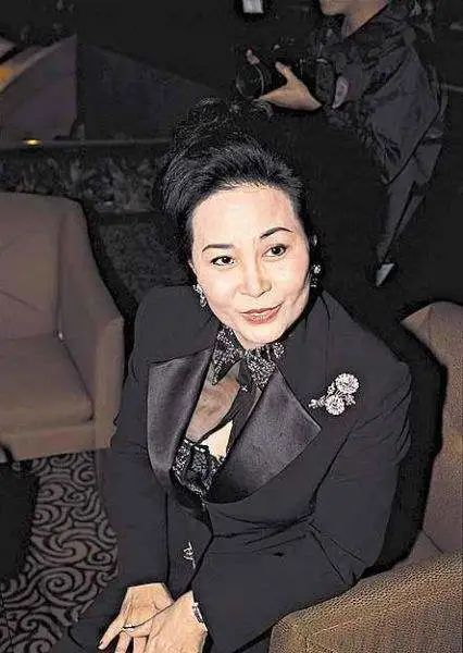 蓝琼缨后来何鸿燊娶了三太太跟四太太,都不是合法夫妻.