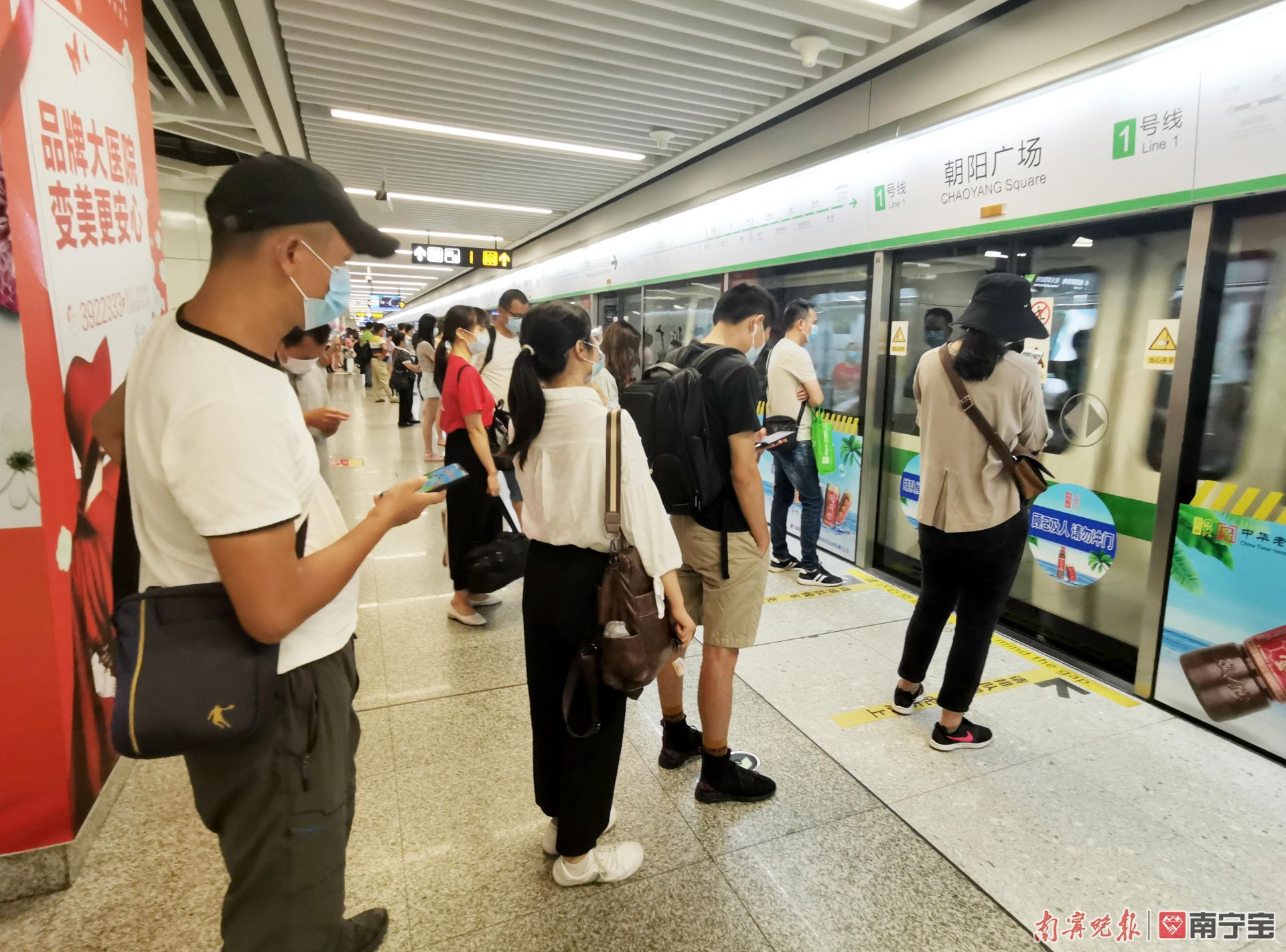 月11日,南宁地铁启动主题为"文明礼让 同心同行"的南宁地铁排队日活动