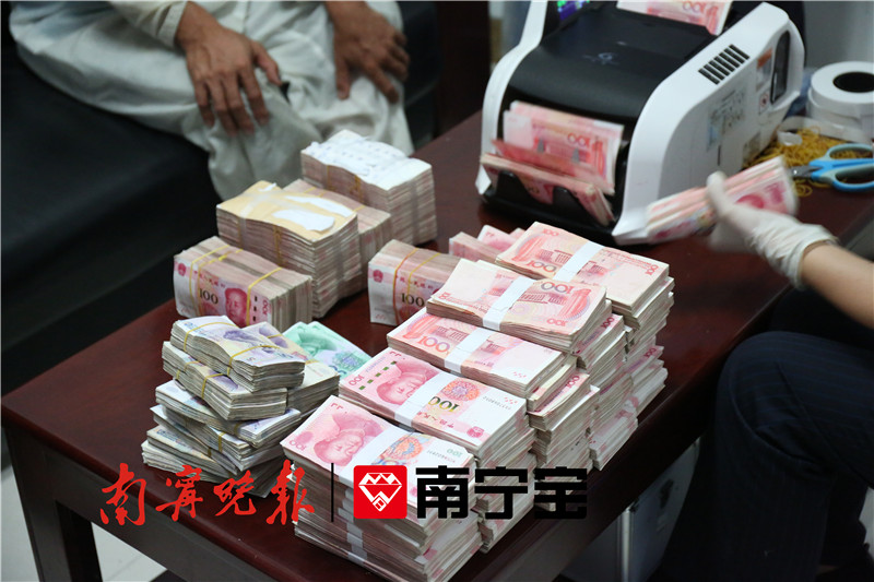 携带近百万元现金!一货车司机入境被查