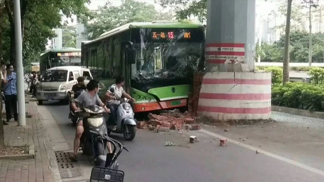 南宁一公交车撞上高压电线杆防撞墩事故通报来了