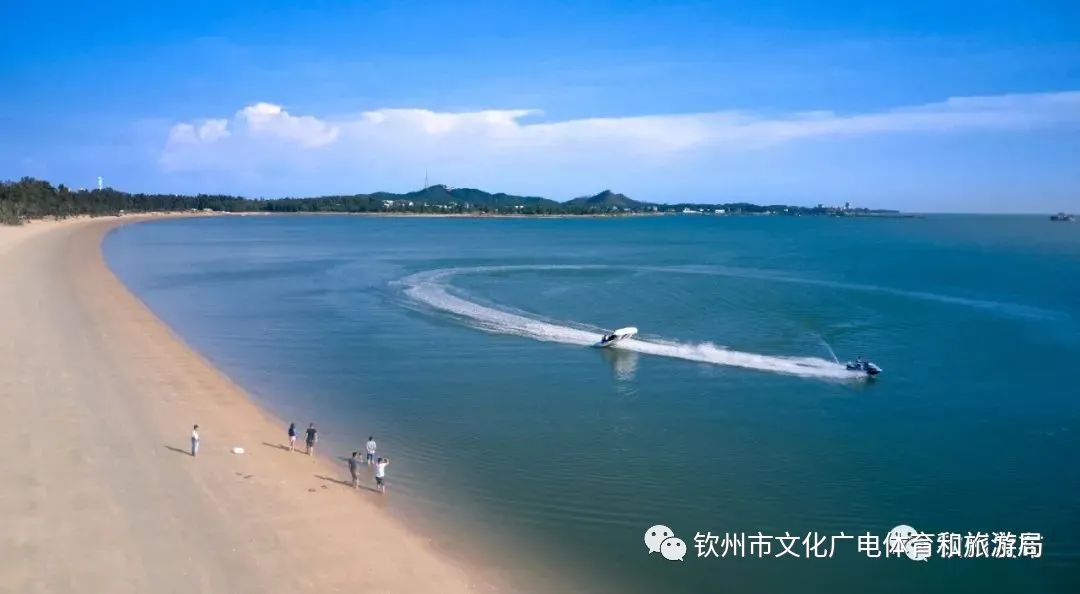 南邻钦州湾,景点位于钦南区犀牛脚镇,犀丽湾(原月亮湾),新晋钦州浅水