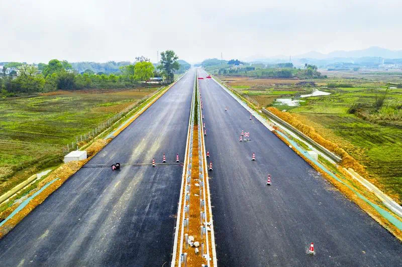 吴圩机场至隆安,沙井至吴圩高速公路和六景至兴业路面改造工程;提速