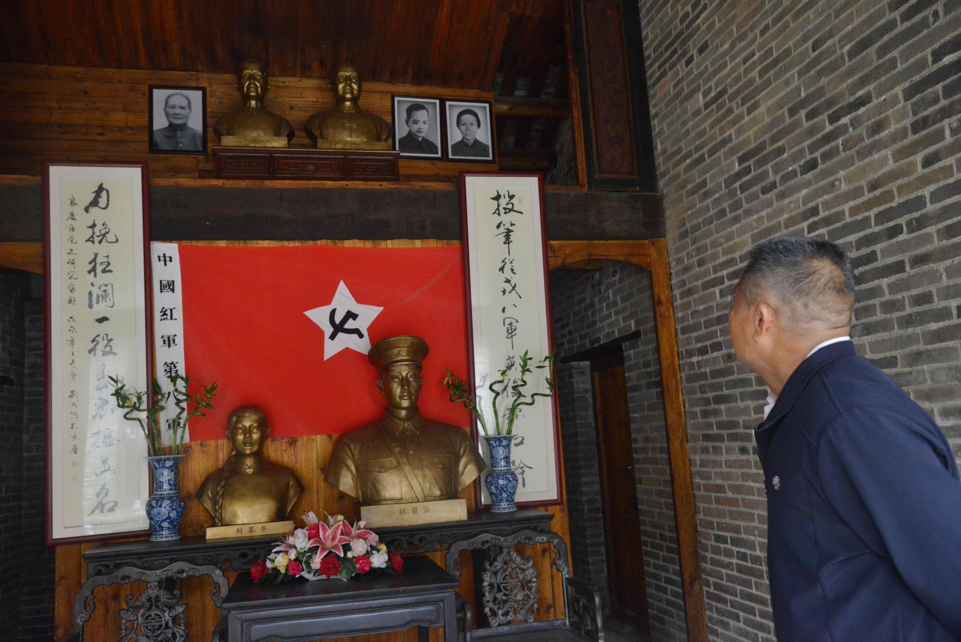 图为市民在林景云故居里瞻仰烈士雕像如今,邕江岸畔风景如画,林景云