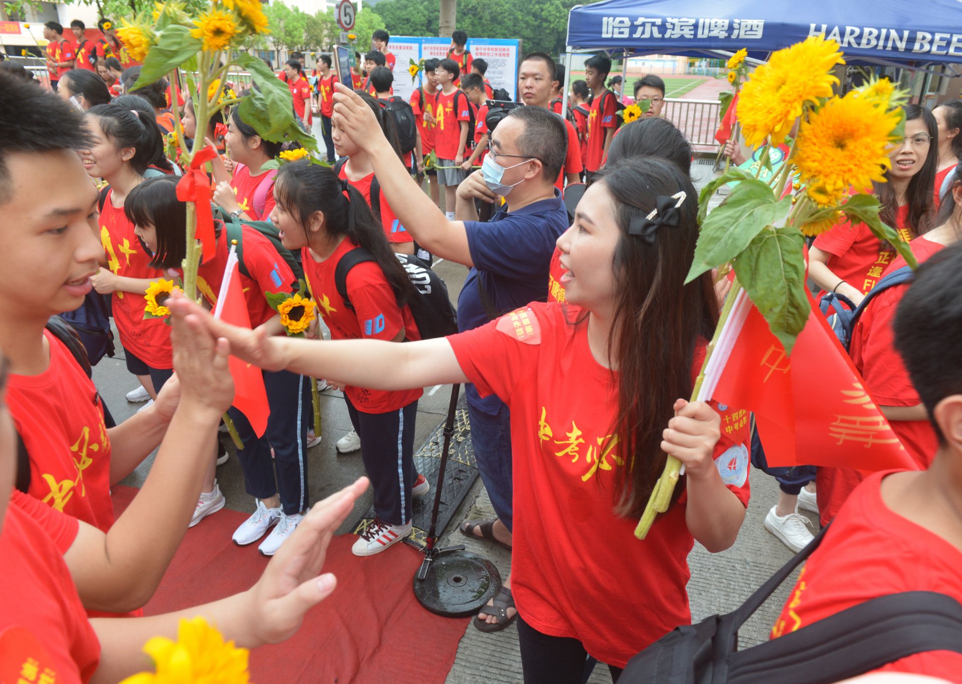 南宁9万多名中考生明日赴考场部分学校举行送考活动加油鼓劲