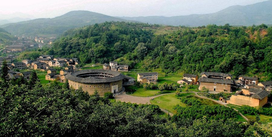 洪坑土楼群位于龙岩市永定区湖坑镇洪坑村,土楼造型主要有正方形,长