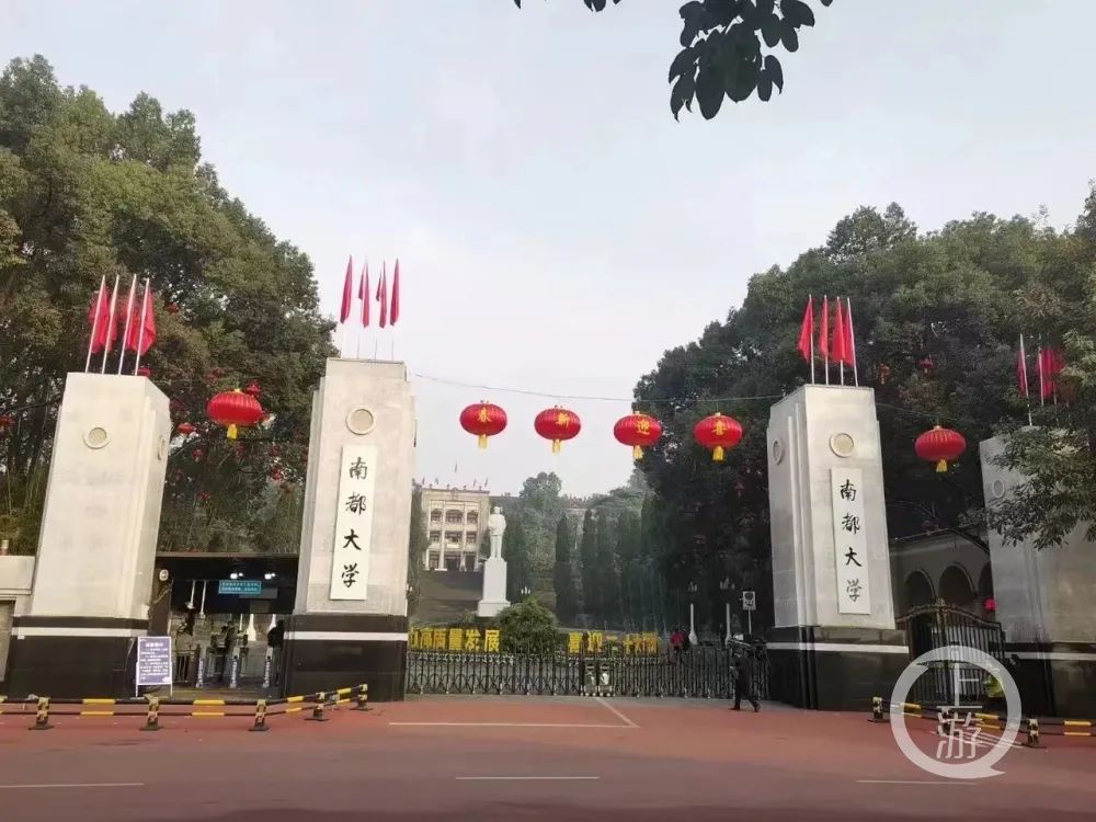 "网友"小雪"发了朋友圈并配上一张图片,图中是西南大学一号门,但校名