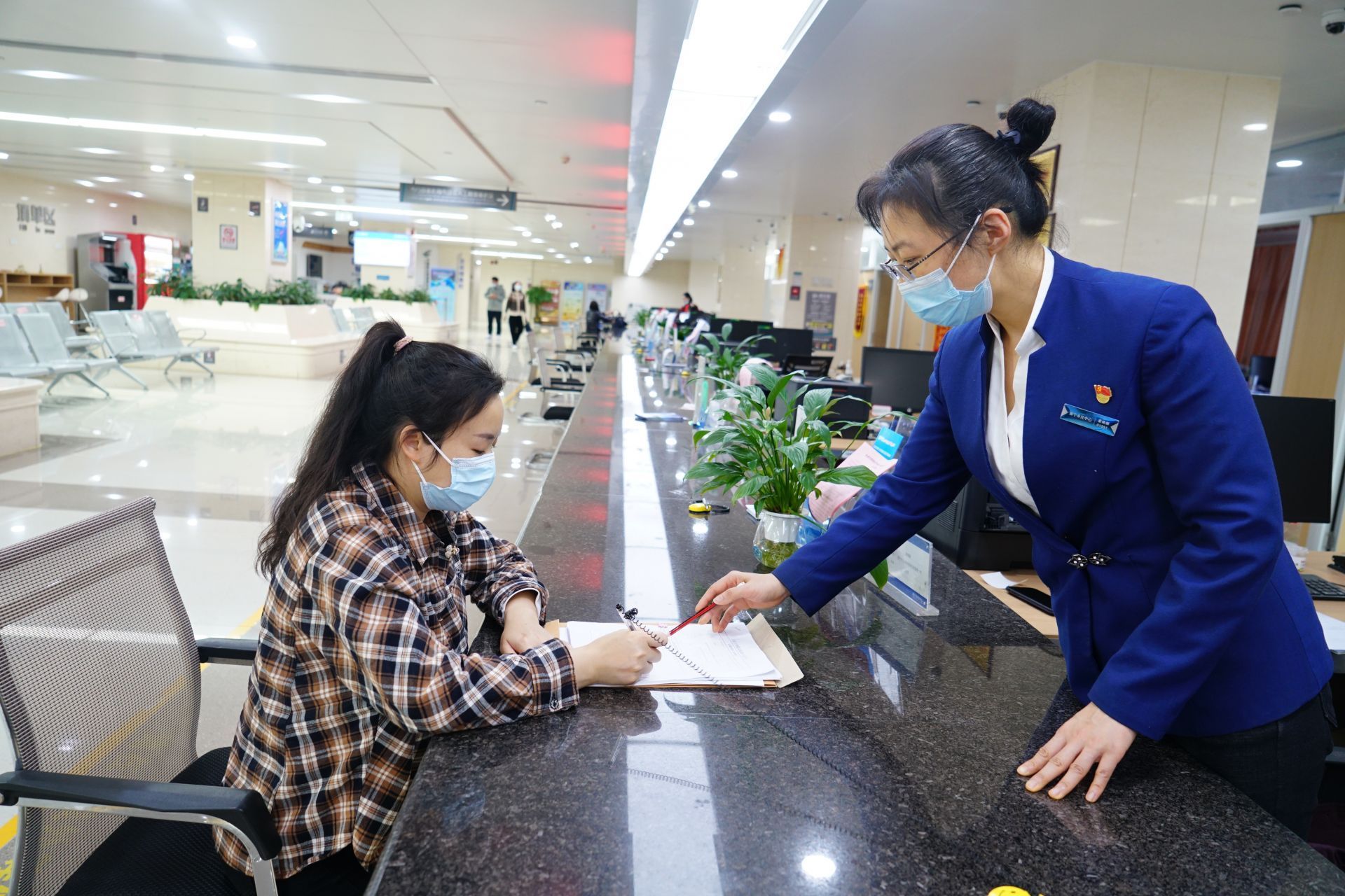 南宁市行政审批局窗口工作人员指导企业办理注册登记 据了解，3月1日起正