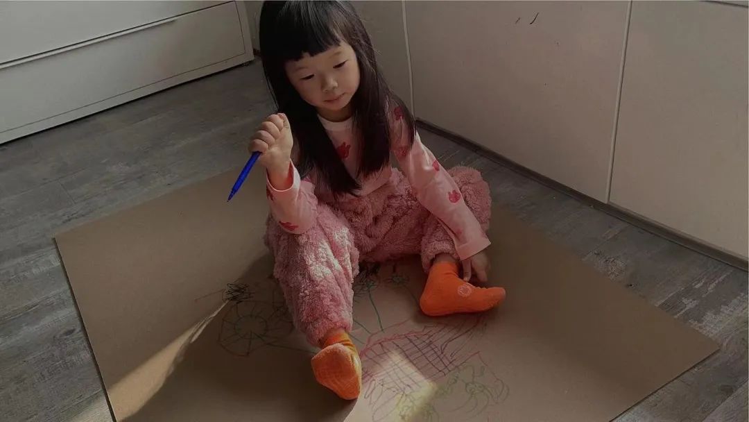 4岁女童画作被爸爸“抄袭”后大卖，爸爸：以后还要抄她的！