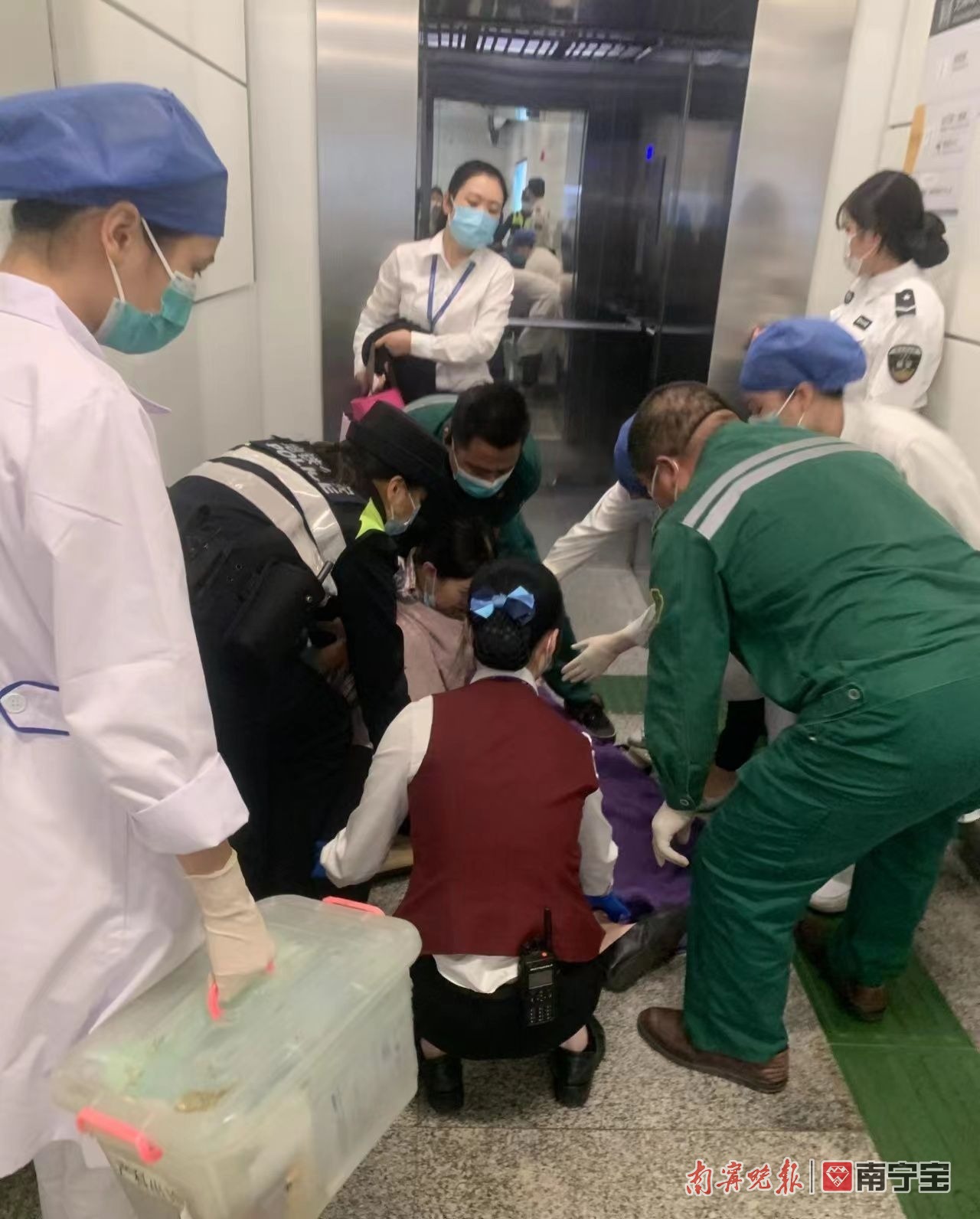 一名孕妇在南宁地铁站突然眩晕，众人暖心救助
