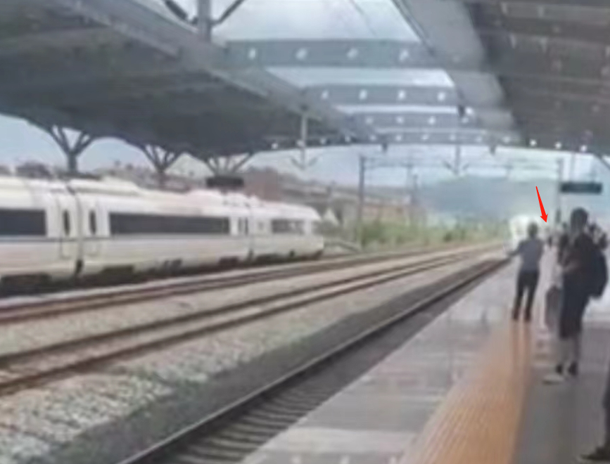 一男人溘然跳下火车站台，被列车撞轧