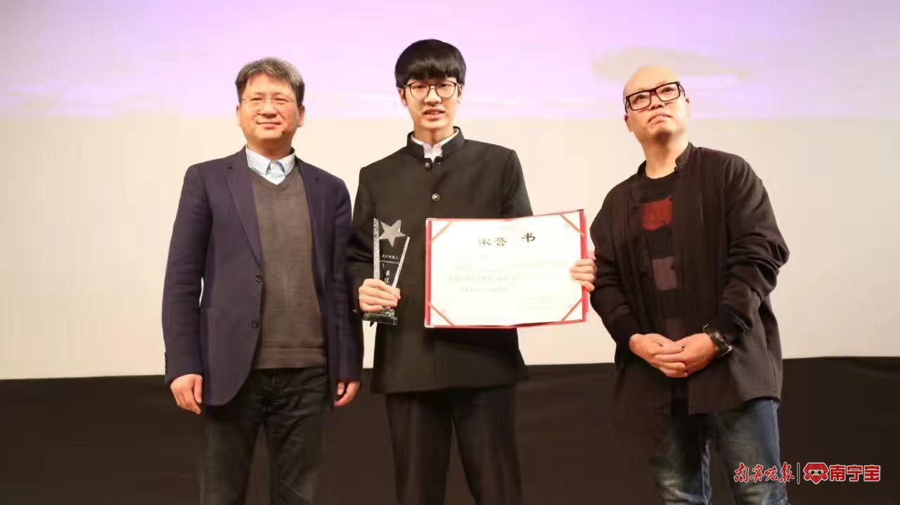 陆洲（中）导演的短片《水仙》于北京大学获奖而《到银河去》则是2018年7