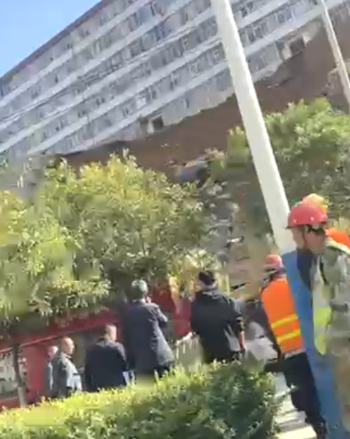 惊险！兰州一居民楼旁护坡垮塌致1人被困，当地应急管理局回应