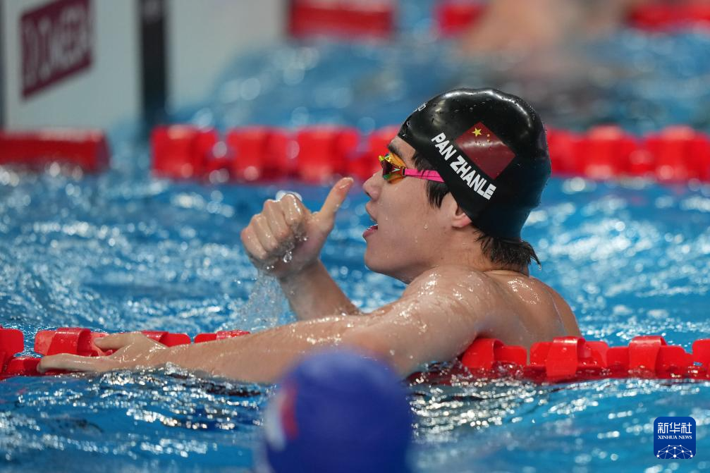 游泳世锦赛：中国队夺男子4×100米自由泳接力冠军